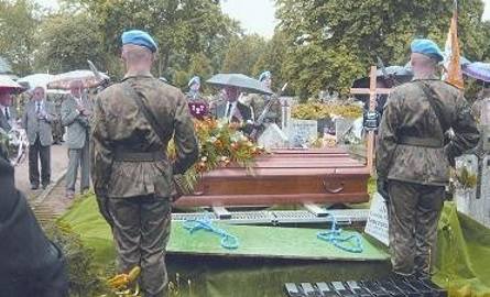 Niepospolity człowiek pochowany został z wojskowymi honorami. Zmarł w 2009 roku