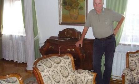 Pan Tadeusz przez ponad 20 lat zajmował się renowacją mebli. Dlatego w swoim domu ustawił tylko antyki.