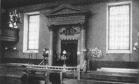Wnetrze synagogi we Frankfurcie w 1938 r. Powstałą w 1823 r. Został zniszczona w 1945 r. podczas walk o miasto i rozebrana. Dziś gmina żydowska liczy