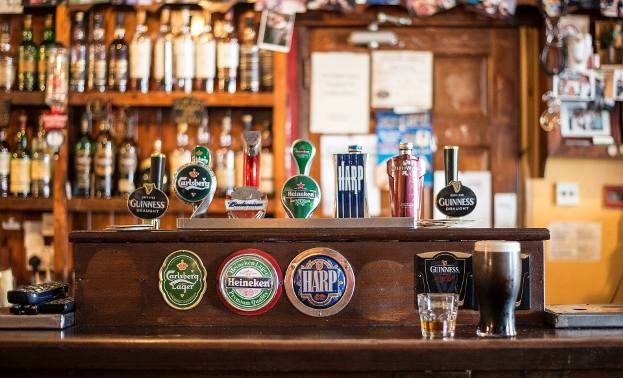 W Irlandii zrezygnowano z obostrzeń COVID dla klientów barów, pubów i restauracji. Tę okazję warto uczcić baranim gulaszem i dobrym piwem.