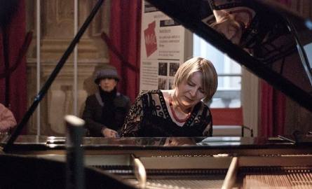 Joanna Maklakiewicz, pianistka, pochodzi ze znanej rodziny polskich artystów. Odebrała solidne wykształcenie muzyczne. Jest absolwentką  College im.