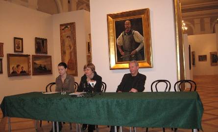-O wystawie podczas konferencji mowiły Katarzyna Posiadała, w środku i Paulina Szymalak, z lewej. Z prawej-  Adam Zielezinski, dyrektor muzeum. imienai