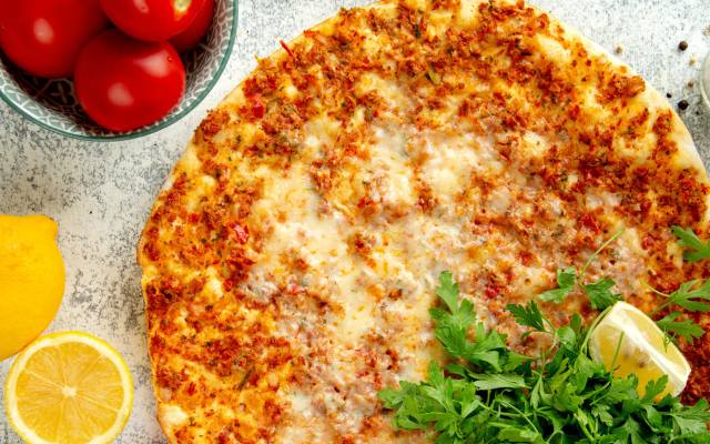 Fit pizza z kalafiora dla fanów warzyw. Poznaj przepis na zdrowe danie dla całej rodziny. Nie uwierzysz jak dobrze smakuje
