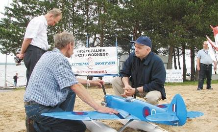 Właściciele modeli samolotów opowiadali o swojej pasji i historii polskiego lotnictwa senatorowi Włodzimierzowi Cimoszewiczowi (z prawej)