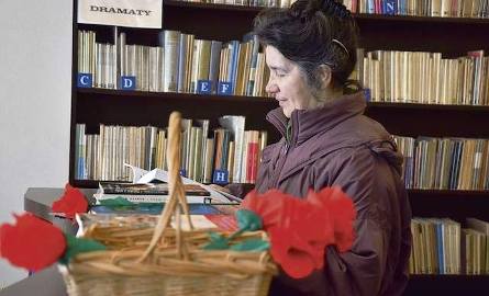W Miejskiej Bibliotece Publicznej w Lipnie wybiera dla siebie książki Krystyna Chojnicka