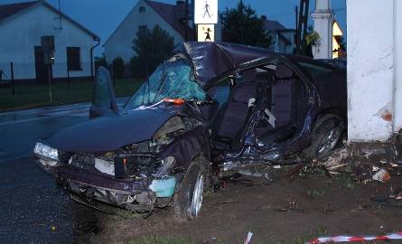 Śmiertelny wypadek w Bzinicy Starej. Opel wjechał w kapliczkę