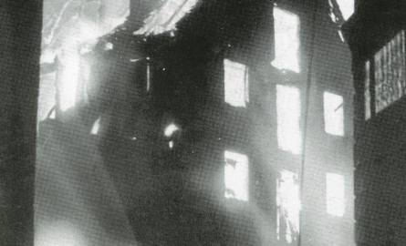 Płonące spichrze przy ul. Grodzkiej 7-15, widziane od strony ul. Jatki. Dwóch budynków nie udało się uratować.