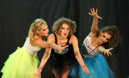 „Psychobalerina” to choreografia w wykonaniu tancerek - Izabeli, Magdy i Katarzyny. Instruktor - Justyna Duszkiewicz.