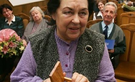 Pani Łucja Niewolewska pomagała rodzicom ukrywać żydowską rodzinę. W ich imieniu odebrała z rąk zastępcy ambasadora Izraela, Yossefa Levy'ego, medal