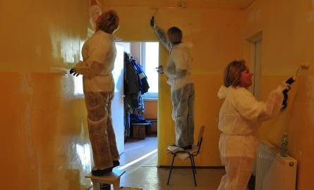 Uczestnicy akcji pomalowali również korytarz.
