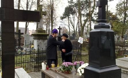 Na cmentarzu prawosławnym od rana duchowni modlą się przy grobach