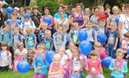 Wspólne zdjęcie darczyńców, obdarowanych dzieci oraz przedstawicieli władz gminy Bodzentyn.