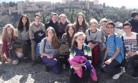 Niedawną wycieczkę do Hiszpanii Weronika - piąta z lewej w górnym rzędzie wspomina bardzo miło.