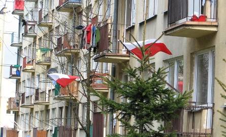 Pierwsze flagi wiszą już na blokowych balkonach