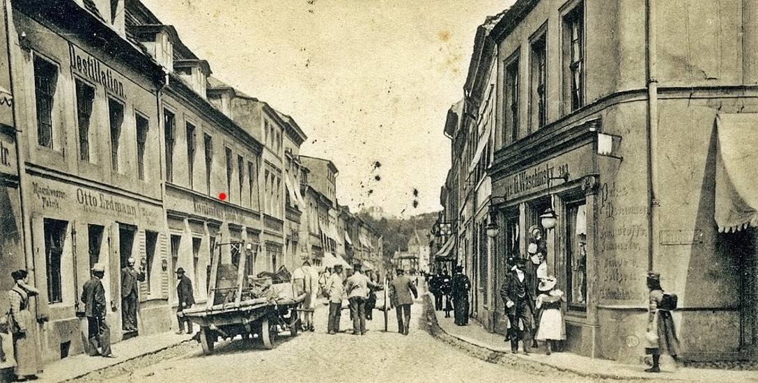 Fotografia pochodzi z 1904 roku i przedstawia widok w stronę północnego odcinka dzisiejszej ulicy Grobla w Krośnie Odrzańskim