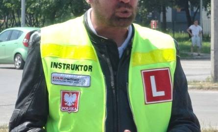 Tomasz Kulik- współzałożyciel Motocyklowej Szkoły Jazdy „Kulikowisko”. Posiada państwowe uprawnienia instruktora nauki jazdy, doskonalenia techniki jazdy