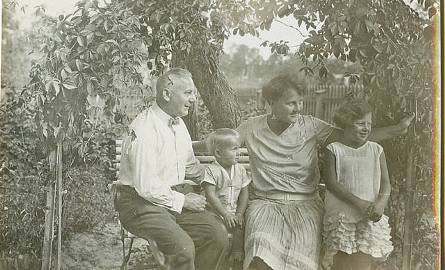 Bruno Sikorski z zona Elfriedą oraz dziećmi: Hanią i Alfredem