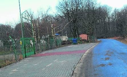 W ramach modernizacji ulicy Borów przy ogrodach działkowych wybudowano chodnik i parking dla działkowców.