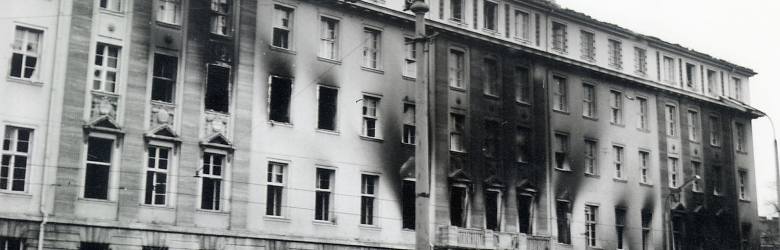 Spalenie Komitetu Wojewódzkiego PZPR w Gdańsku stało się jednym z symboli robotniczej rewolty z grudnia 1970 r.