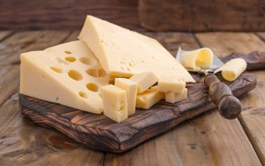 Aby wyprodukować 1 kg tzw. żółtego sera potrzeba od 9,2 do 10 litrów mleka.