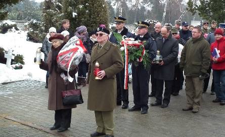 Wiązankę kwiatów złożyli między innymi przedstawiciele Światowego Związku Żołnierzy Armii Krajowej.