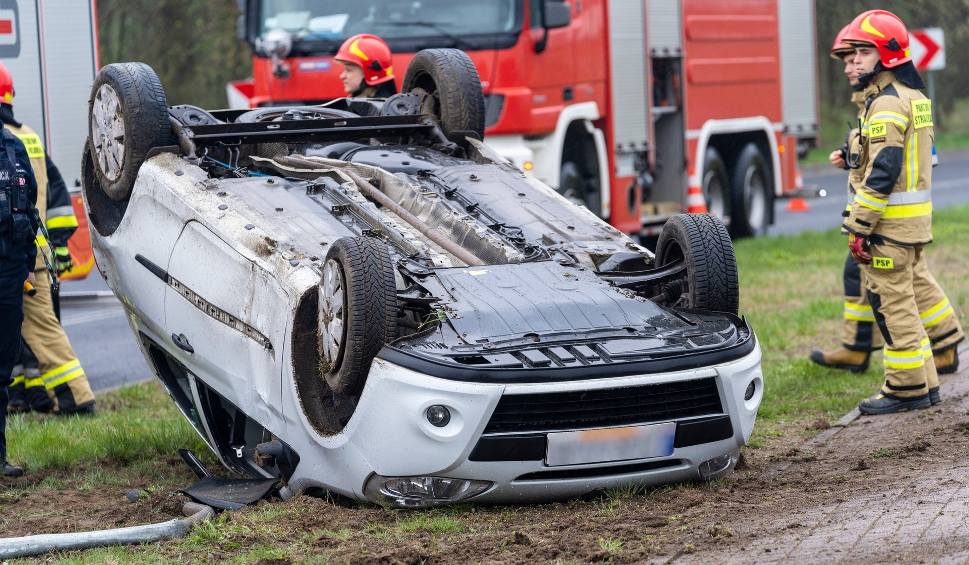 Film do artykułu: Samochód wpadł w poślizg i dachował w Kostrzynie nad Odrą. Na miejsce wysłano służby ratunkowe | ZDJĘCIA, FILM