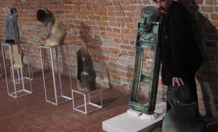 Jacek Szpak przy swoich rzeźbach na wystawie na Zamku Lubomirskich w Nowym Wiśniczu.