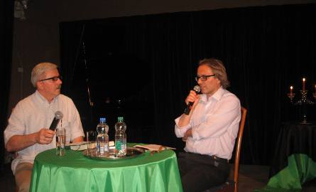 Po otwarciu wystaw odbyło się  spotkanie autorskie z Dariuszem Gawinem ( z prawej) poprowadzone przez  Wiesława Chudobę.