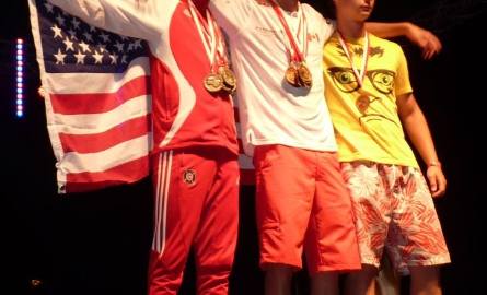 Na podium 800-metrowcy w kategorii do 18 lat, od lewej: Adrian Górski (USA, srebro),  Marek Ruta (Kanada, złoto) i Roman Zielinski (Ukraina, brąz).