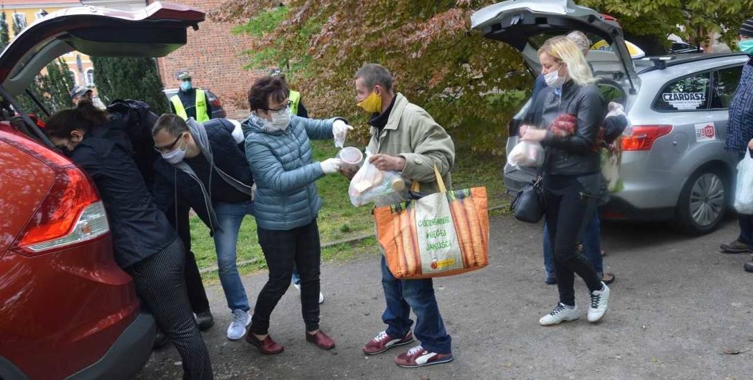 Ciepły posiłek w kubełku i paczka suchego prowiantu - to ofertują bezdomnym wolontariusze „Stowarzyszenie Nadzieja” i fundacji „Zupa w Opolu”.