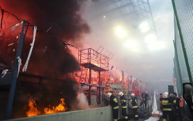 Race i pożar na stadionie Wisły. Interweniowała straż pożarna [ZDJĘCIA] 