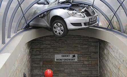 Samochód na warszawskich numerach rejestracyjnych wjechał w dach tunelu do przejścia podziemnego. Do wypadku doszło ok. godz. 12.15.
