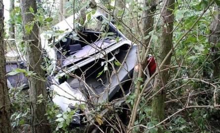 Poważny wypadek. Opel przeleciał przez rów i uderzył w drzewo. Mężczyzna jest w ciężkim stanie (zdjęcia) 