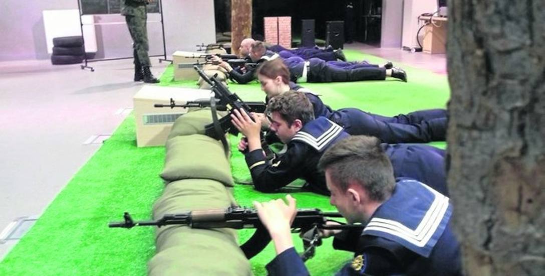 Uczniowie ZSM w Darłowie na szkoleniu strzeleckim w Centrum Szkolenia Marynarki Wojennej w Ustce.
