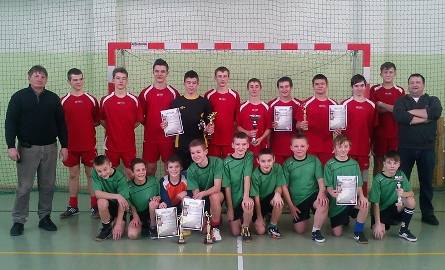 Zespoły ZPO Kurzelów, które zwyciężyły w obu kategoriach turnieju piłkarskiego w Kluczewsku.