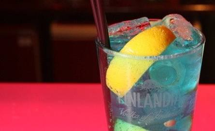 ParyżaninSkładniki drinka: 30ml wódka, 30ml rum, 30ml Blue Curacao (likier pomarańczowy), 20 ml Chambord Liquier Royal Lux, kostki lodu, dwa kawałki