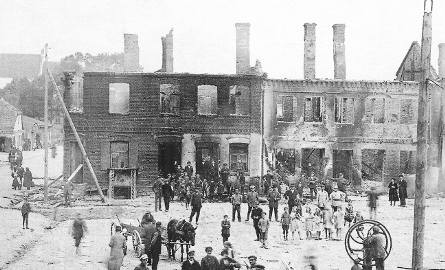 Rok 1921. Ten sam rynek po wielkim pożarze, który spustoszył centrum miasteczka.