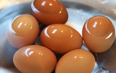 Jajka pękają m.in. poprzez różnicę temperatur jajek i wody.
