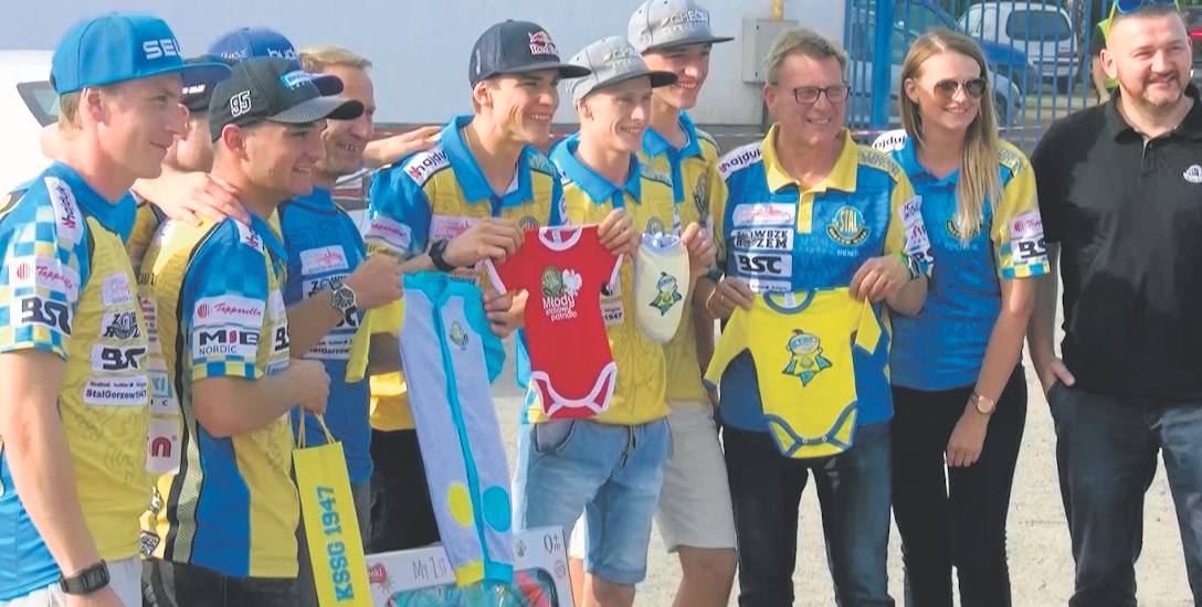 Mata edukacyjna, body w kolorach Stali i barwach narodowych – Przemysław Pawlicki przed meczem dostał prezenty dla swojego synka