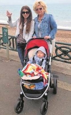 Izabela Wałęga z córką Karoliną i wnukiem Masonem w Brighton w Wielkiej Brytanii.