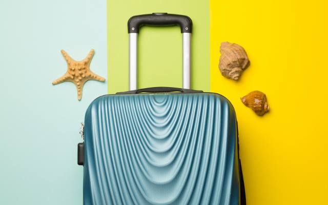 Masz walizkę w tym kolorze? Eksperci ostrzegają: taki bagaż może zepsuć ci całe wakacje!