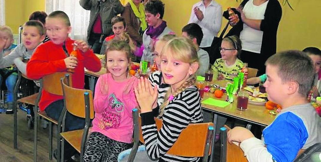 Czerwonokrzyska wigilia organizowana od wielu lat w siedzibie OOK w Brodnicy. Pomoc otrzymywały dzieci z ubogich rodzin.