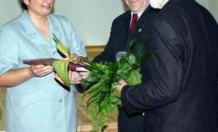 Jadwiga Jankiewicz otrzymała od starosty nagrodę indywidualną,.