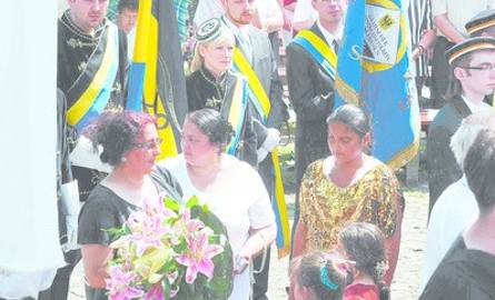 Romowie uczestniczący w pielgrzymce wraz z Niemcami nieśli w procesji z darami bukiet kwiatów - symbol radości.