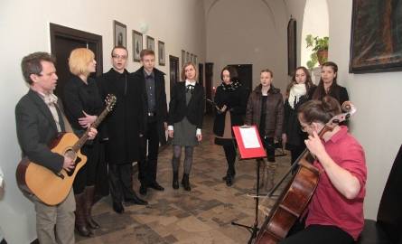Artyści śpiewali i recytowali fragmenty poematu przy akompaniamencie gitary oraz wiolonczeli.