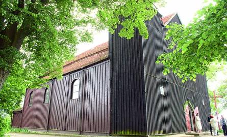 Drewniany kościół na wzgórzu w Wylatowie zainteresuje każdego, kto jedzie drogą krajową nr 15. Stoi tak od XVIII wieku.