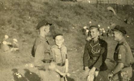 Obóz zuchowy VI BDH w Lipuszu, lipiec 1939 r. Od lewej: oboźny Gruchała,  komendant Kędziora i jego brat, Jaraczewski