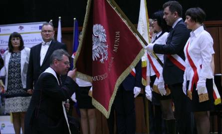Ksiądz prałat Andrzej Kaszycki, kanclerz Kurii Kieleckiej po poświęceniu przyklęknął przy ufundowanym przez rodziców sztandarze szkoły.