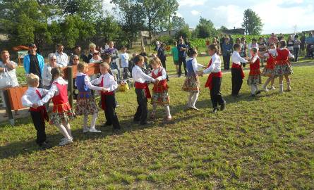 Nie brakowało kujawskich akcentów. Tańczą uczniowie  szkoły w Niszczewach