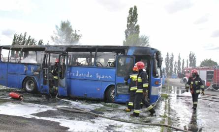 Zapalił się niebieski autobus marki mercedes. Ogień  rozprzestrzenił się błyskawicznie i zajął stojący obok nowszy pojazd.